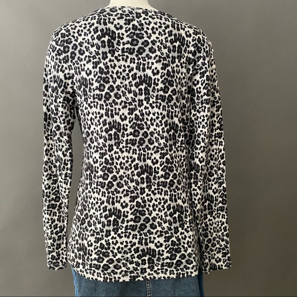 Ellen Tracy Leopard print long sleeved top. - Picture 3 of 5